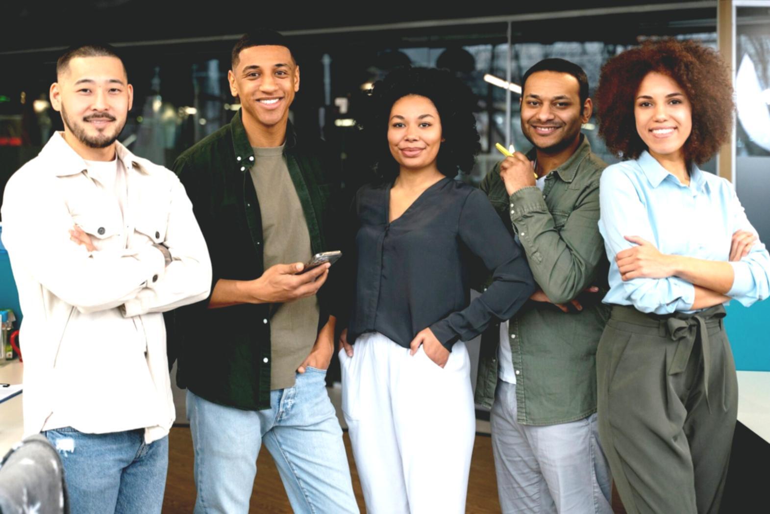 Person analysiert Finanzdaten am Laptop